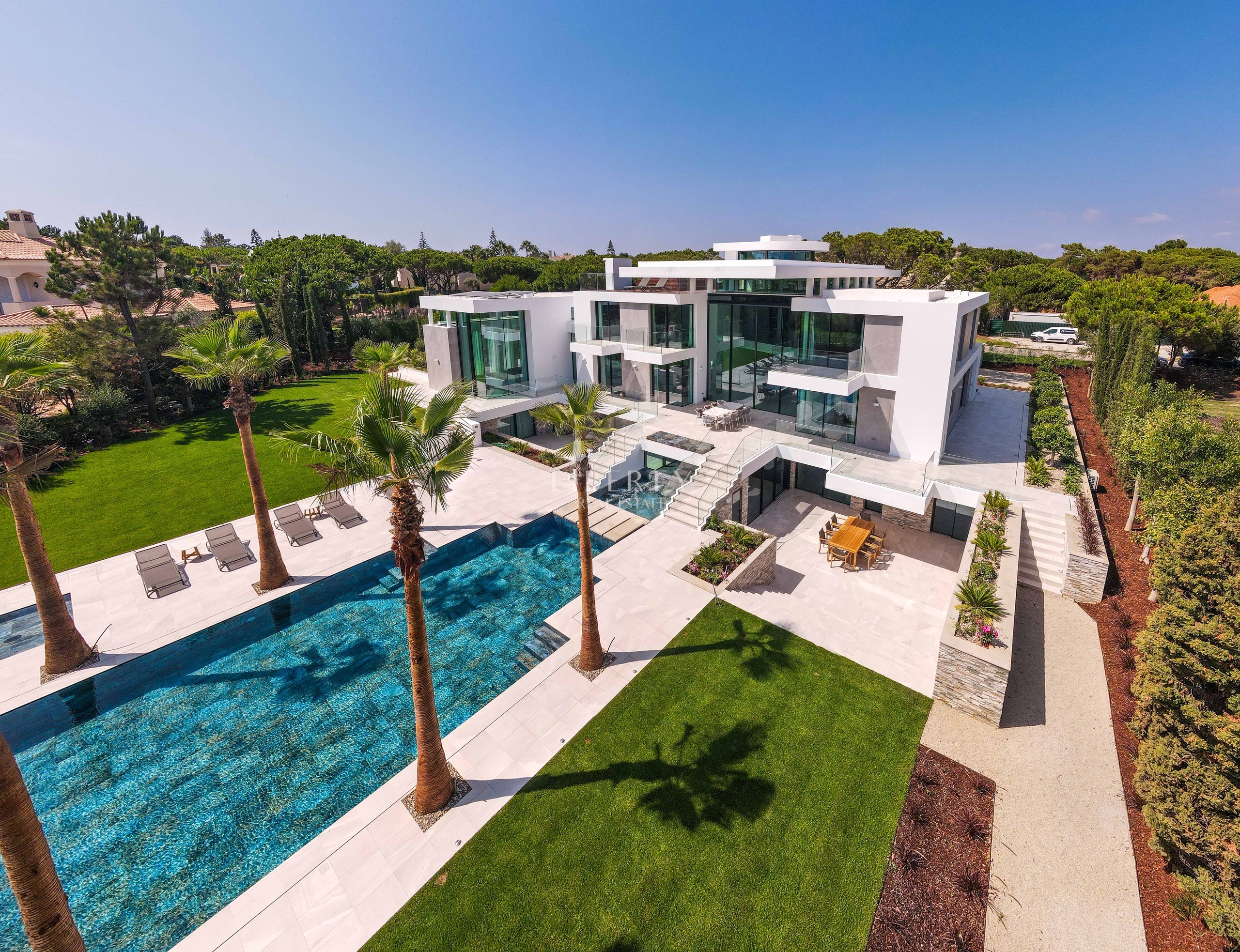 A phenomenal state-of-the-art south-facing villa in Quinta do Lago - Real Estate - Image 1